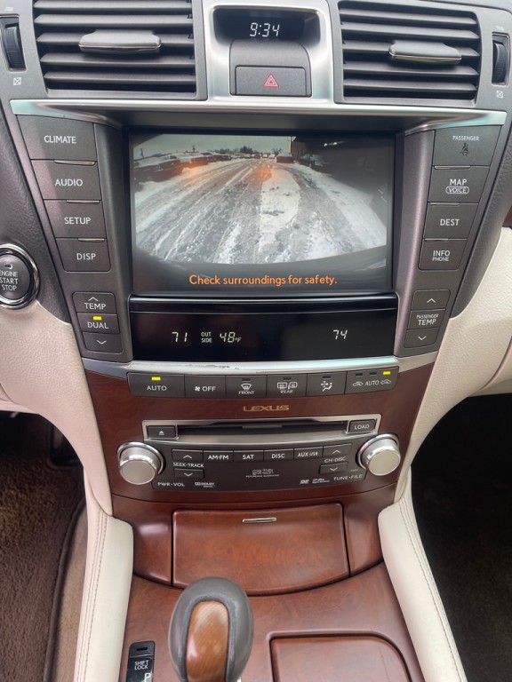 2010 Lexus LS Image 25