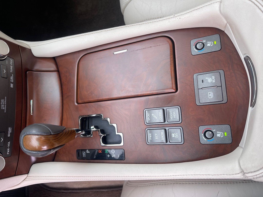 2010 Lexus LS Image 26