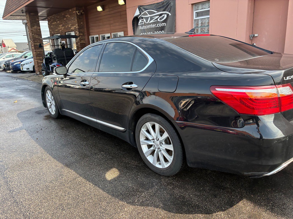 2010 Lexus LS Image 2