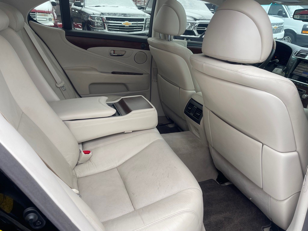 2010 Lexus LS Image 9