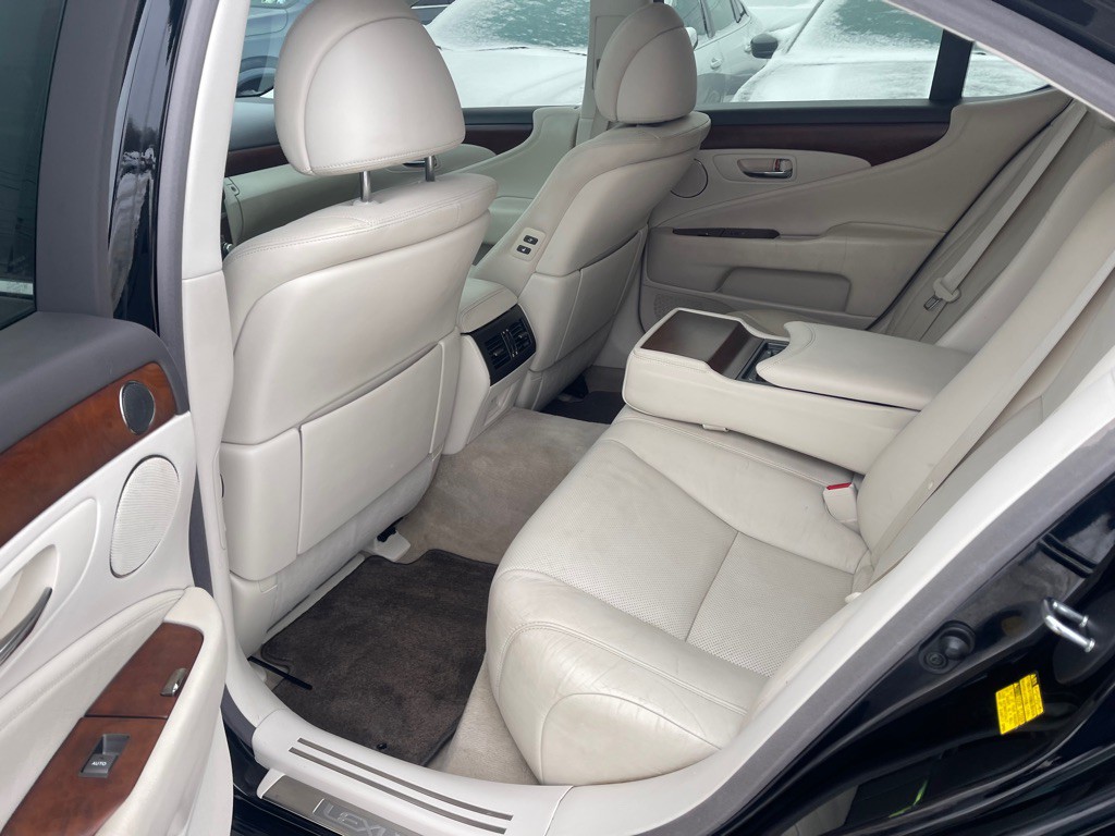 2010 Lexus LS Image 16