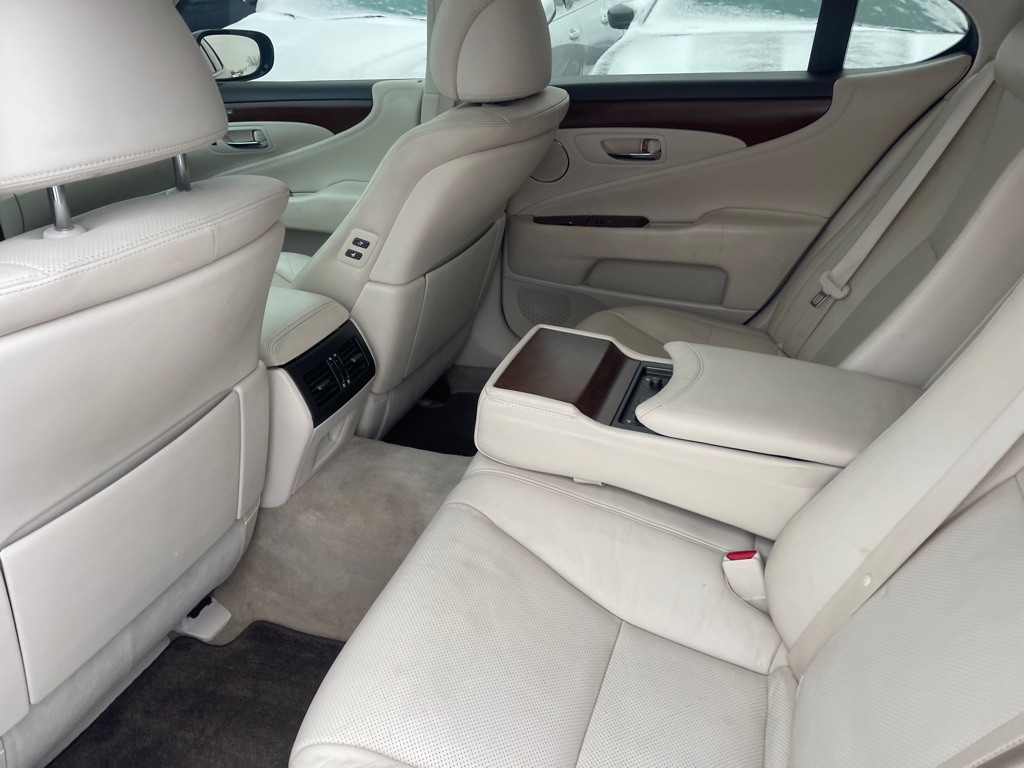 2010 Lexus LS Image 17