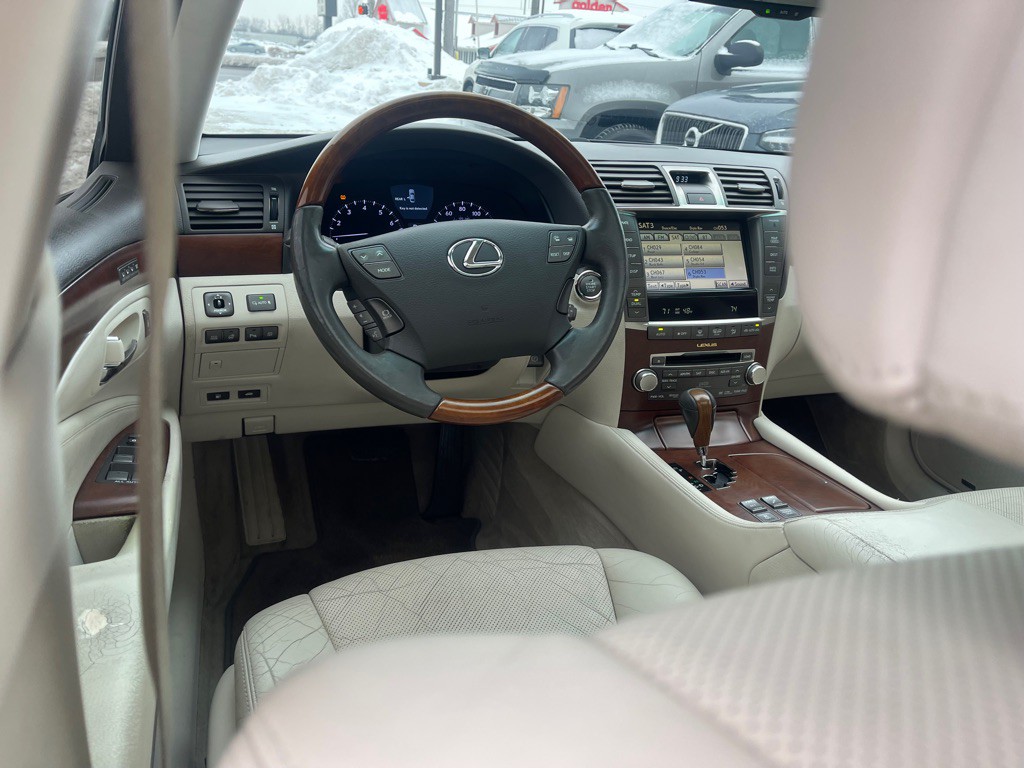 2010 Lexus LS Image 18