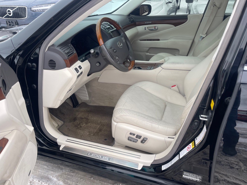 2010 Lexus LS Image 19