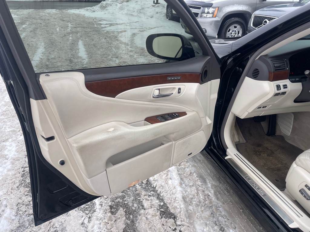 2010 Lexus LS Image 20