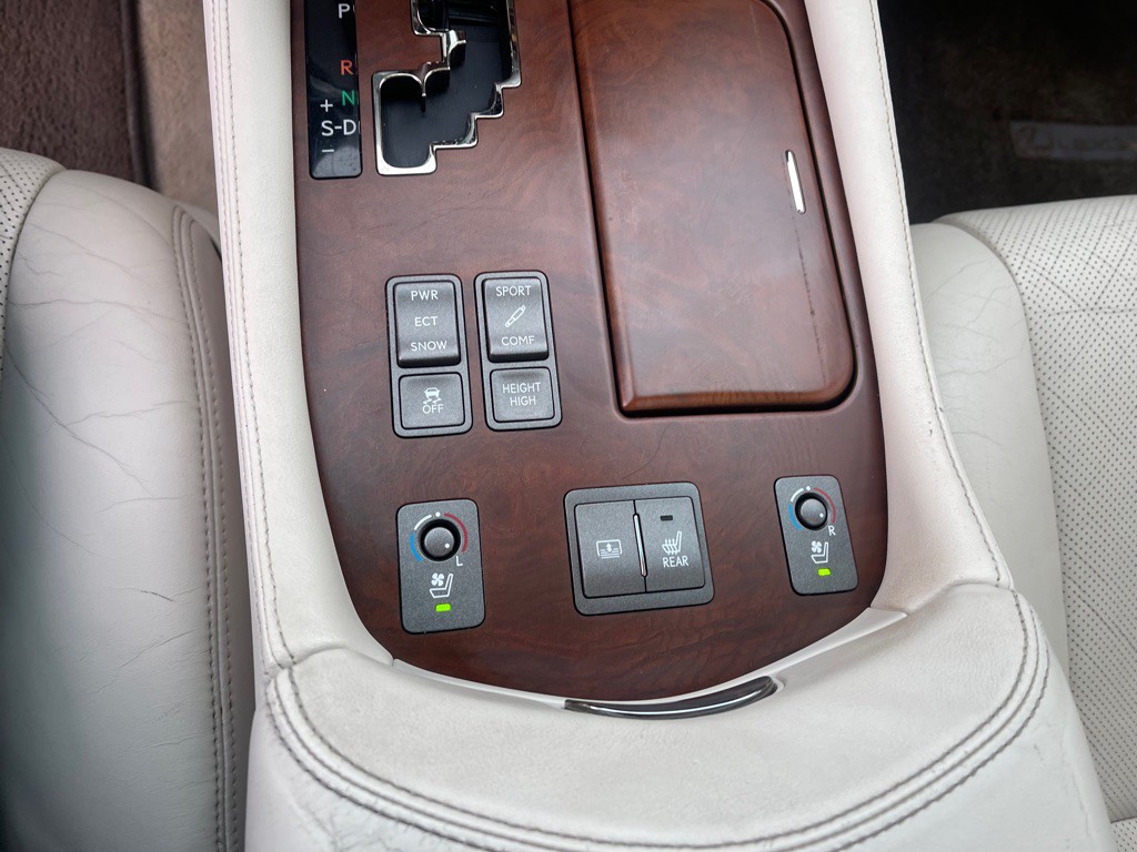 2010 Lexus LS Image 24