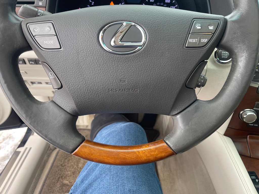 2010 Lexus LS Image 26