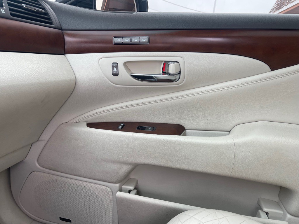 2010 Lexus LS Image 27