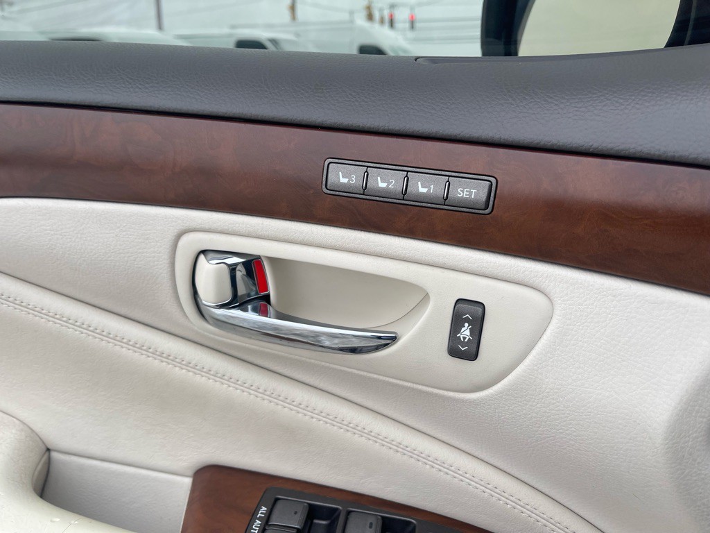 2010 Lexus LS Image 28