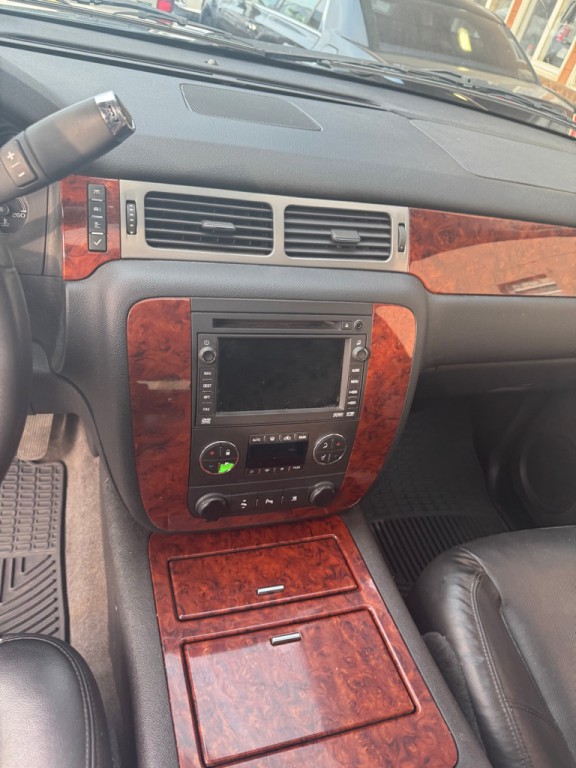 2010 Chevrolet Suburban Image 11