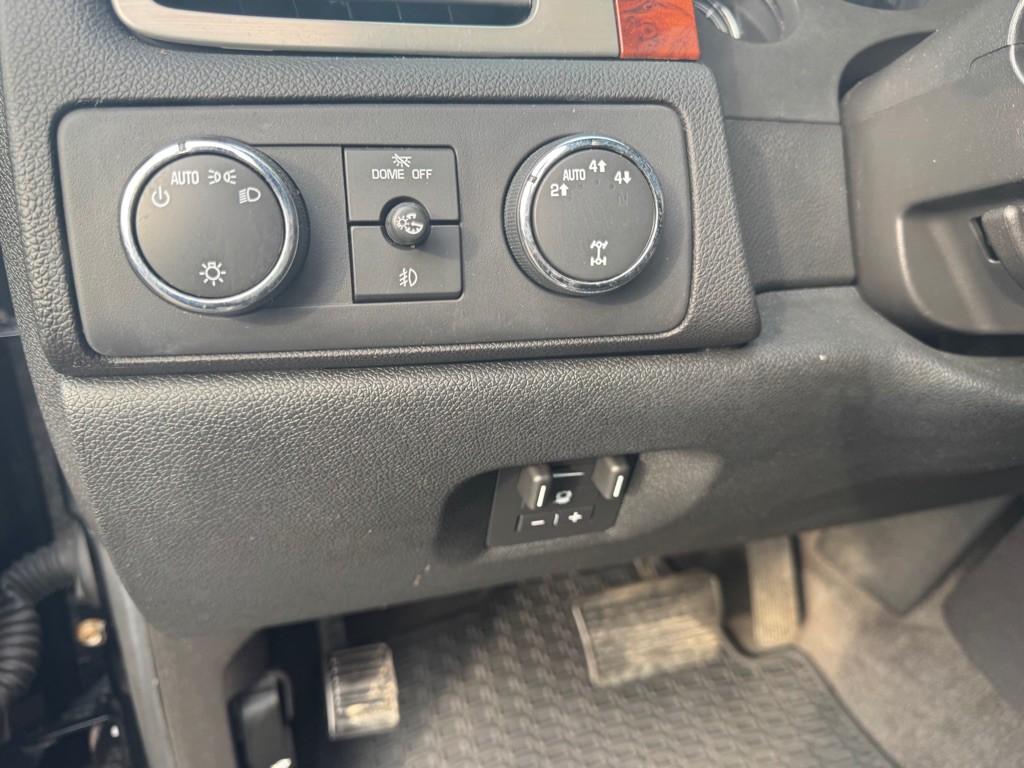 2010 Chevrolet Suburban Image 14