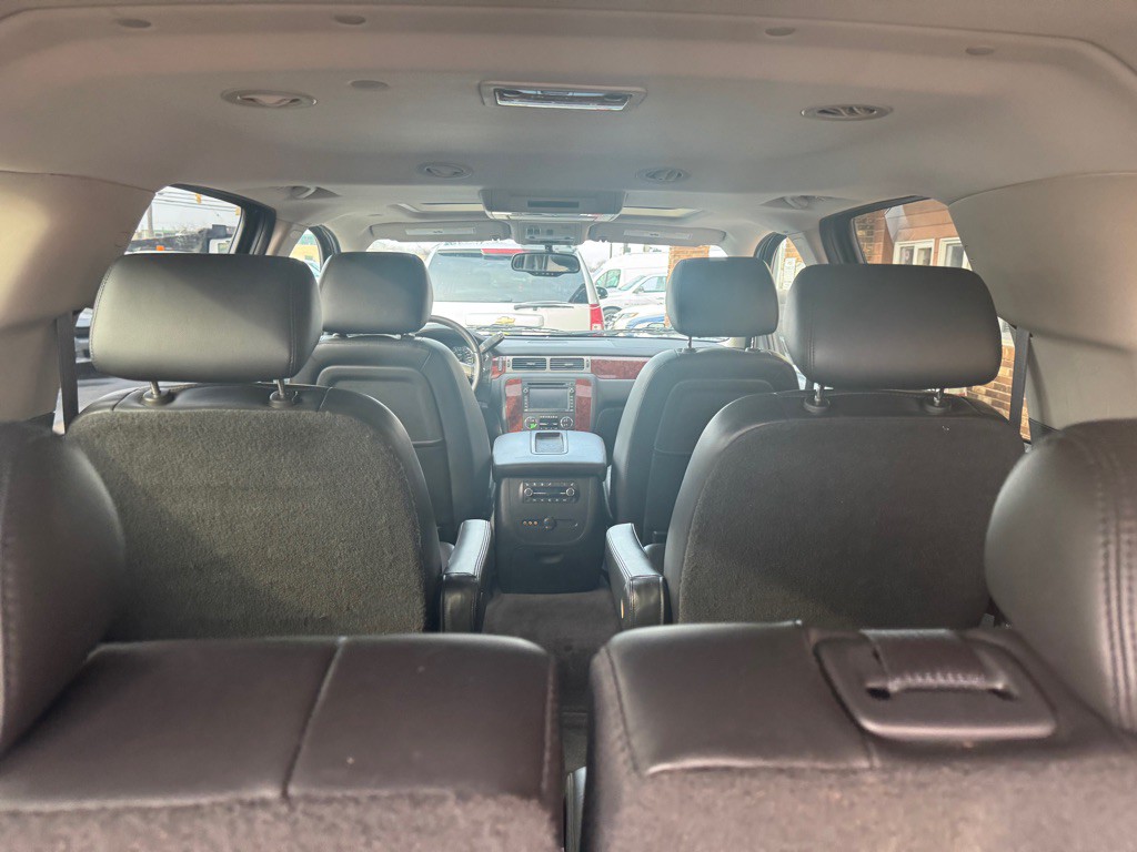 2010 Chevrolet Suburban Image 21