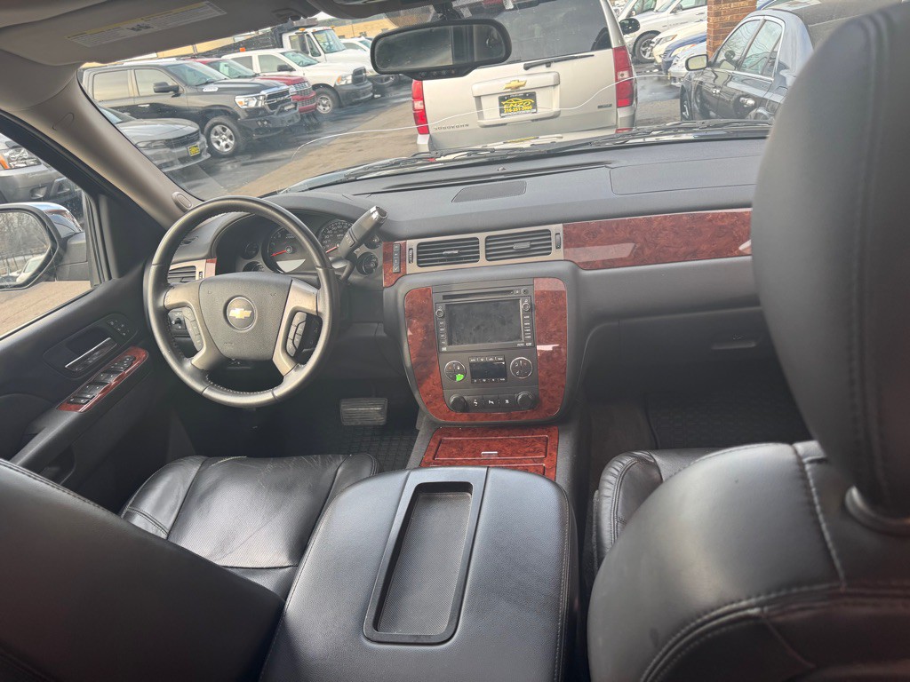 2010 Chevrolet Suburban Image 24