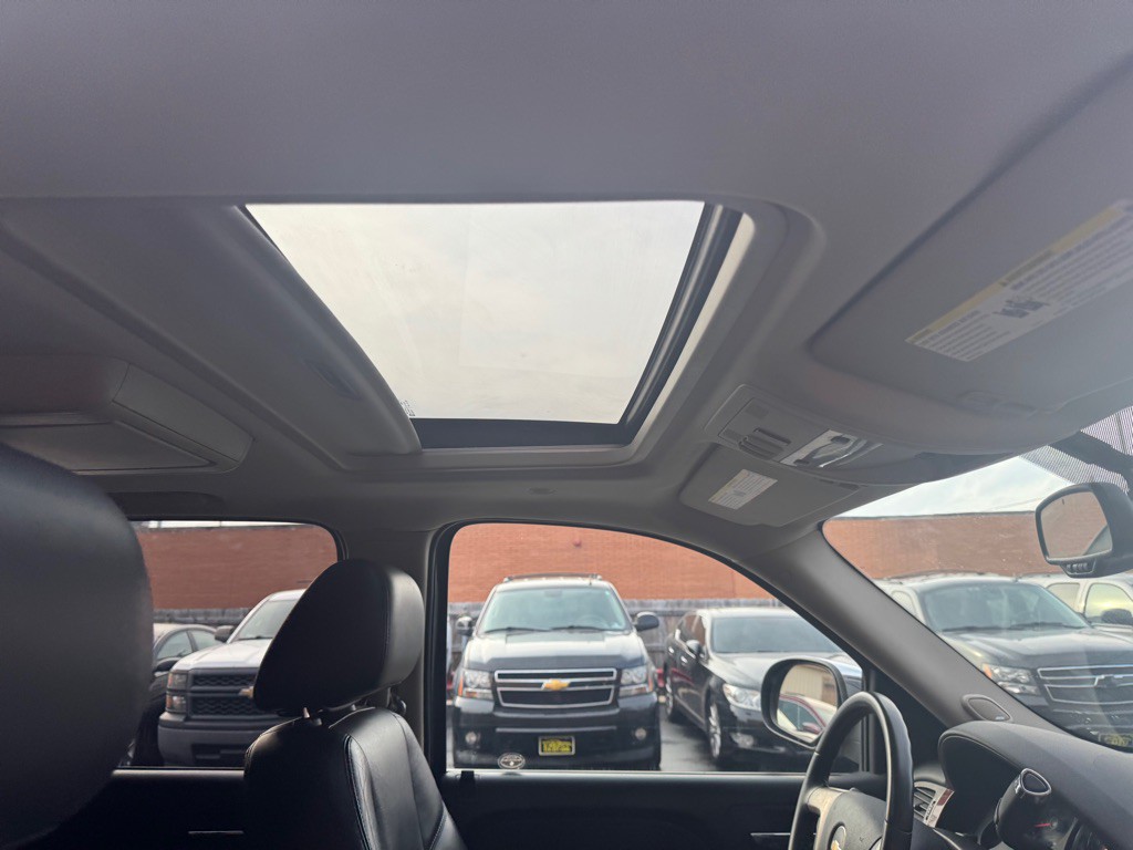 2010 Chevrolet Suburban Image 32