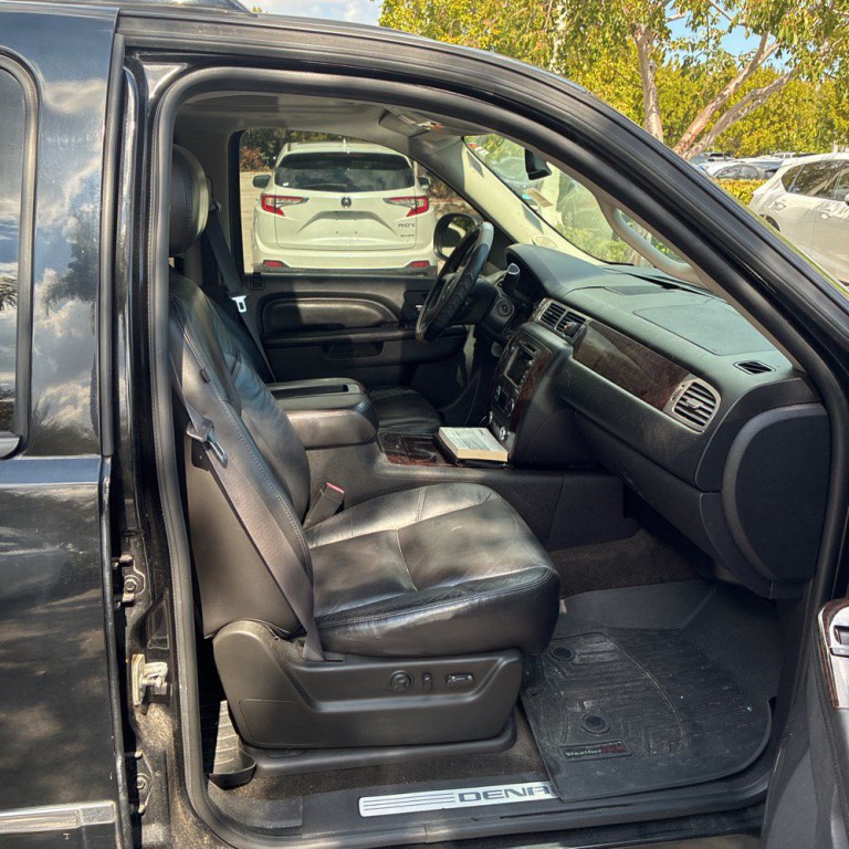 2011 GMC Yukon Image 2