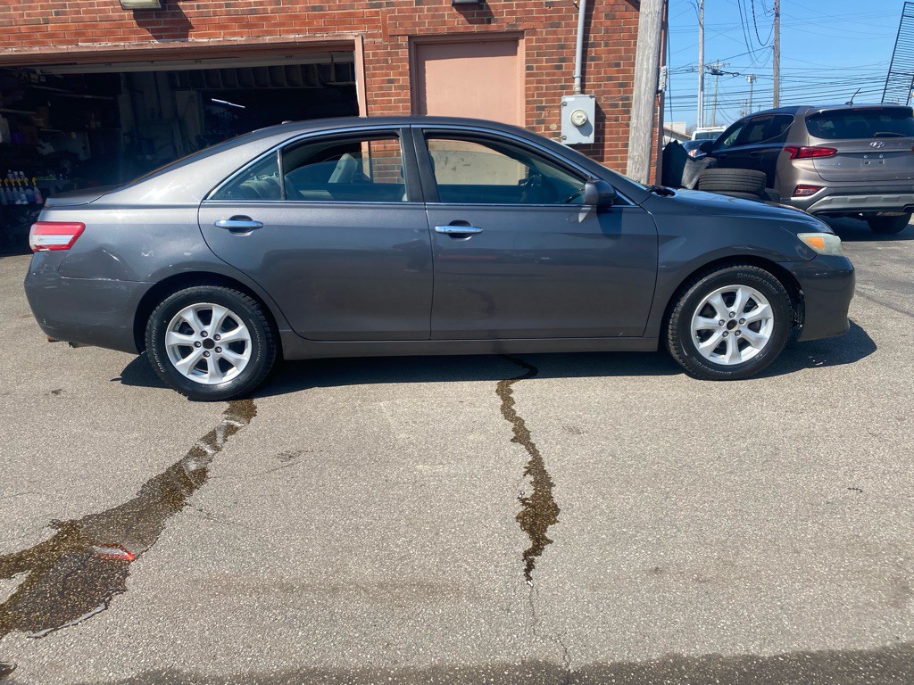 2011 Toyota Camry Image 2
