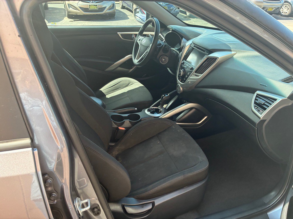 2016 Hyundai Veloster Image 12