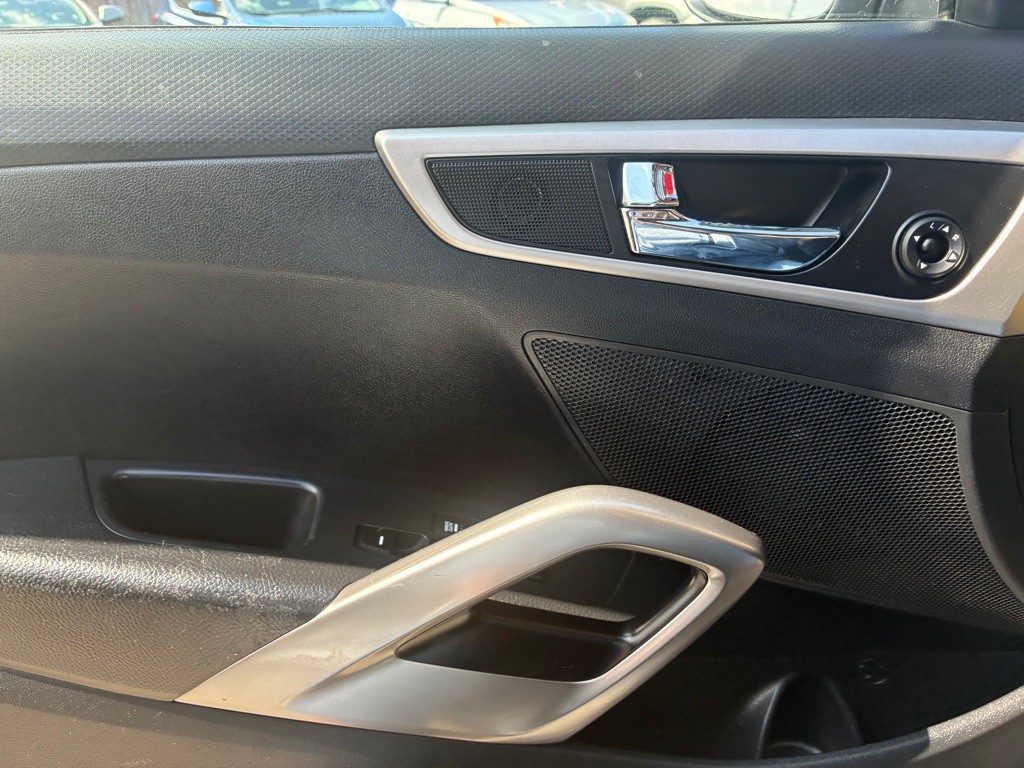 2016 Hyundai Veloster Image 13