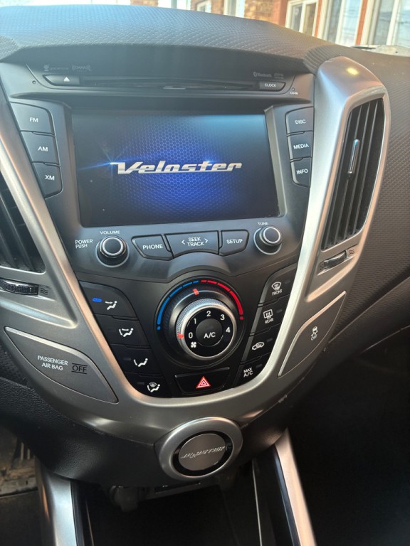 2016 Hyundai Veloster Image 16