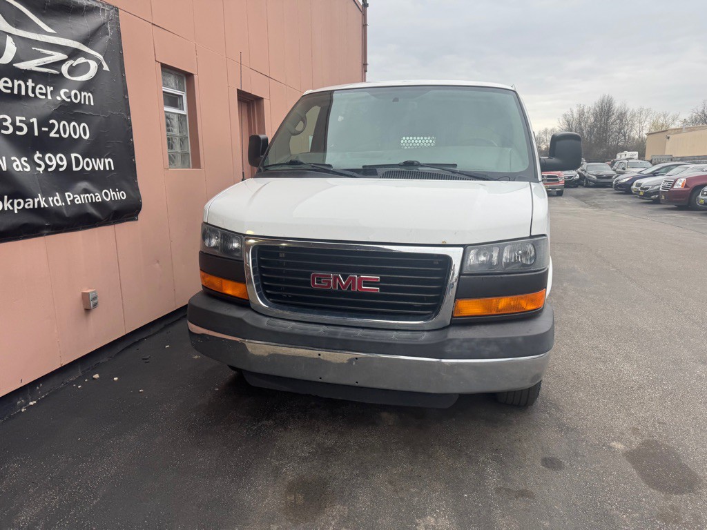 2015 GMC Savana Image 2