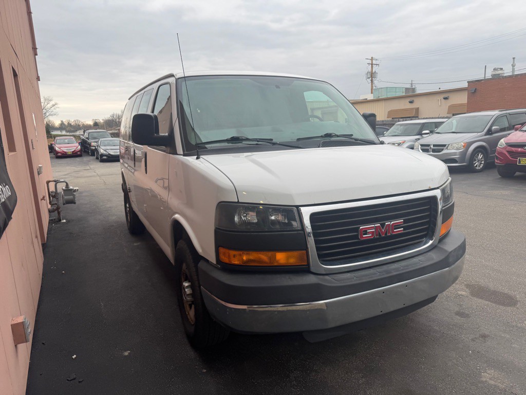 2015 GMC Savana Image 3