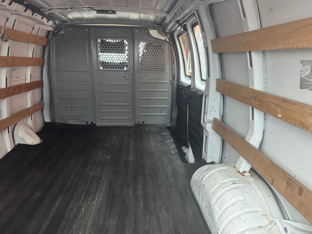 2015 GMC Savana Image 8