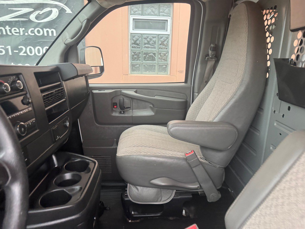 2015 GMC Savana Image 11