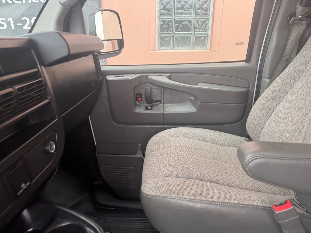 2015 GMC Savana Image 12