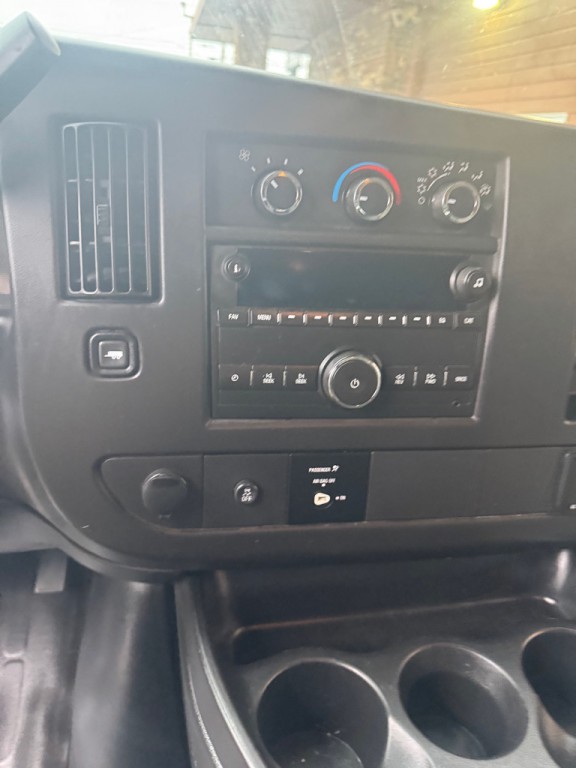 2015 GMC Savana Image 13