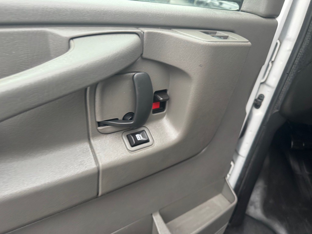 2015 GMC Savana Image 16