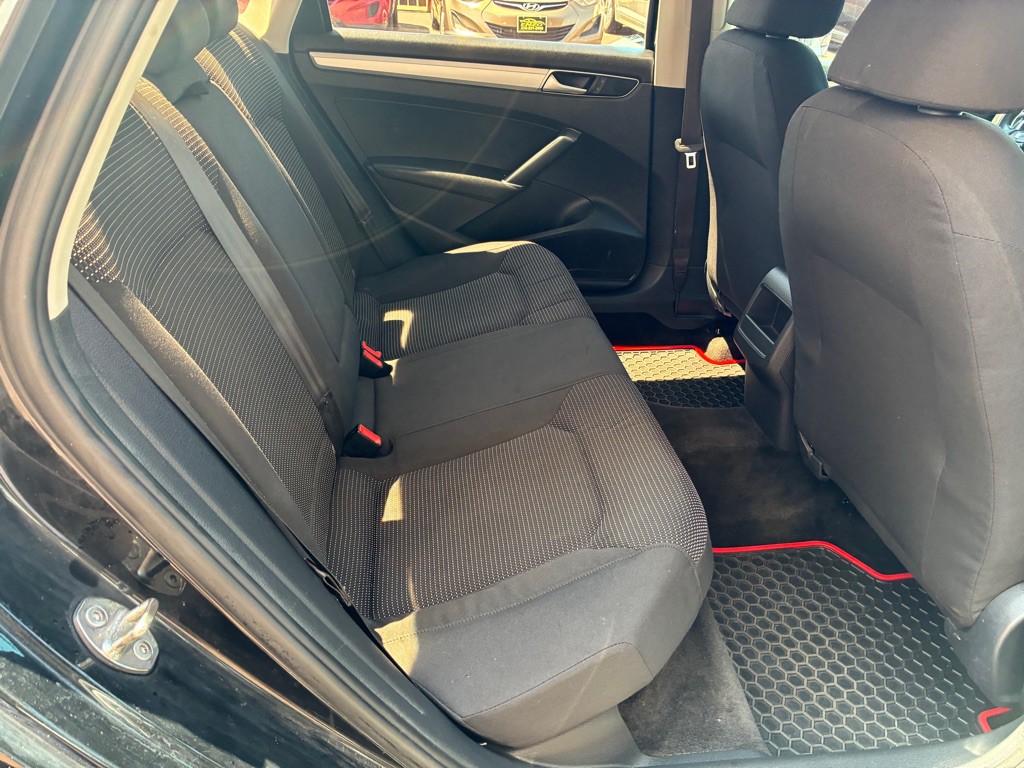 2016 Volkswagen Passat Image 9