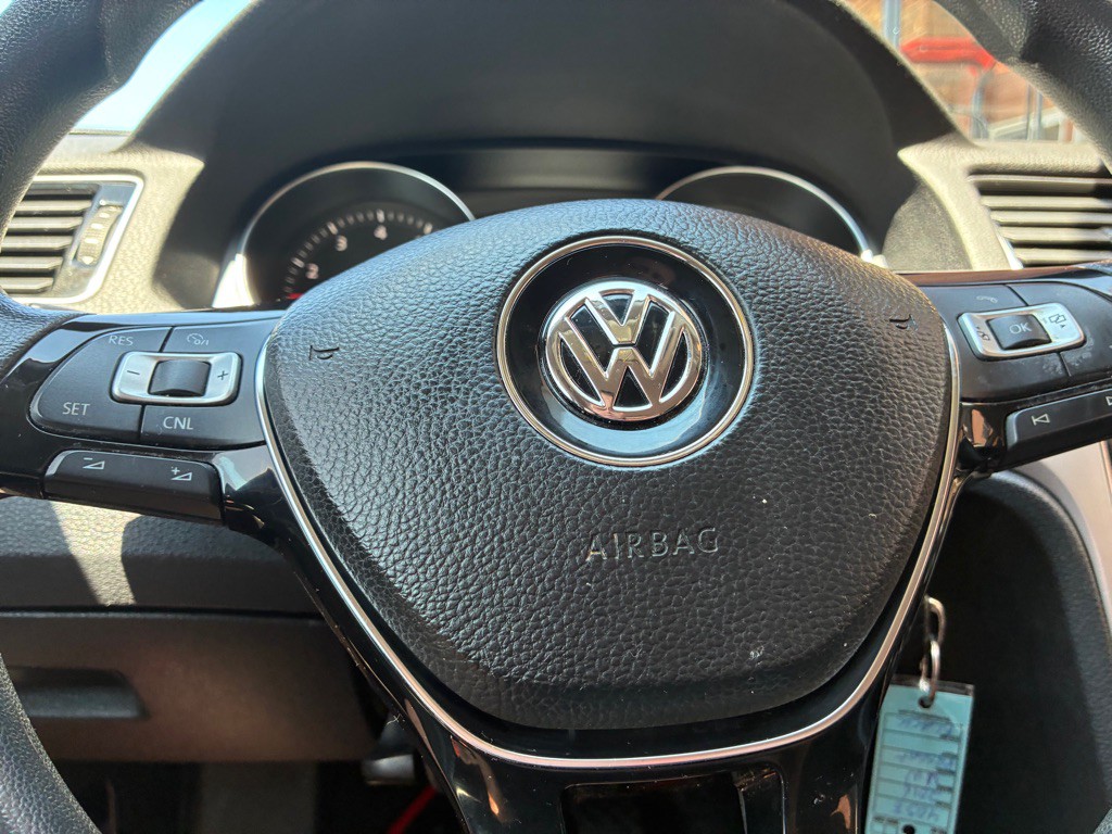 2016 Volkswagen Passat Image 13