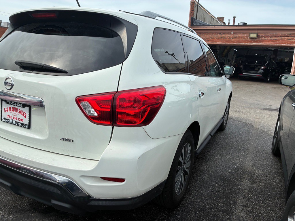 2018 Nissan Pathfinder Image 2
