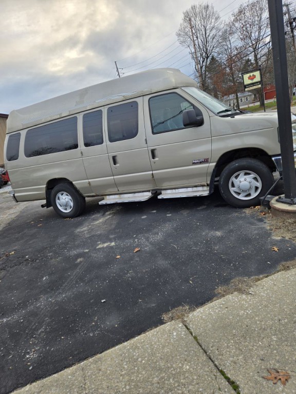 2009 Ford Econoline Image 2
