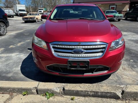 2010 Ford Taurus Image 2