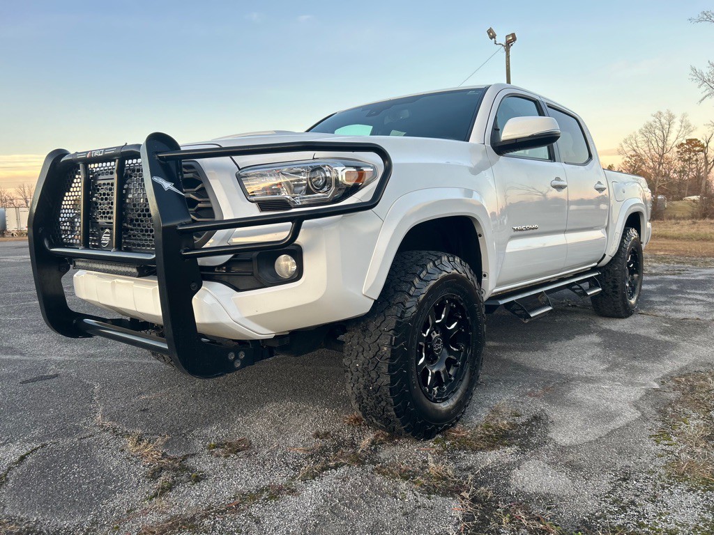 2020 Toyota Tacoma Image 1