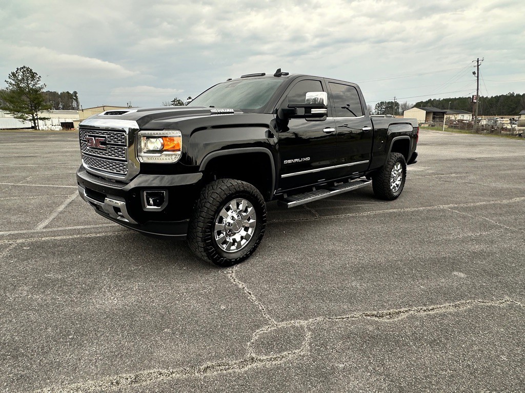 2018 GMC Sierra Image 2
