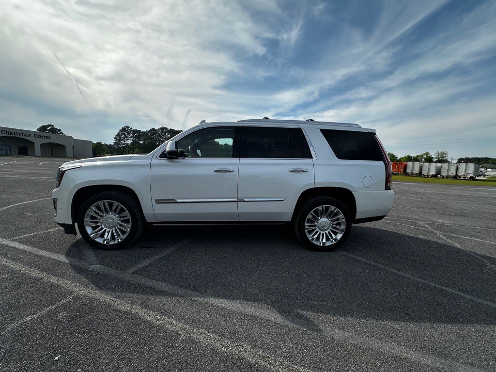 2017 Cadillac Escalade Image 3