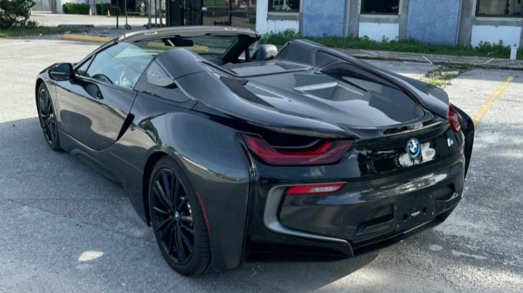 2020 BMW i8 Image 6