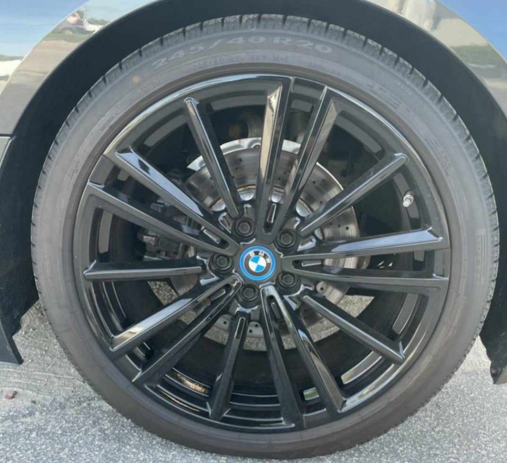 2020 BMW i8 Image 18