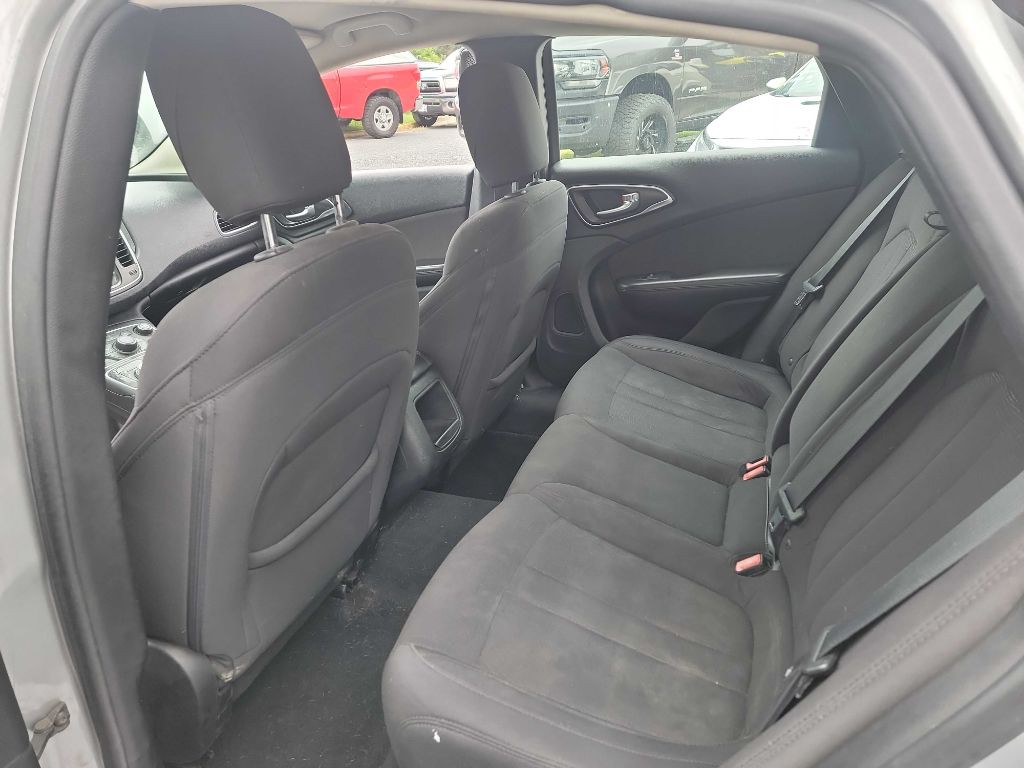 2015 Chrysler 200 Image 17