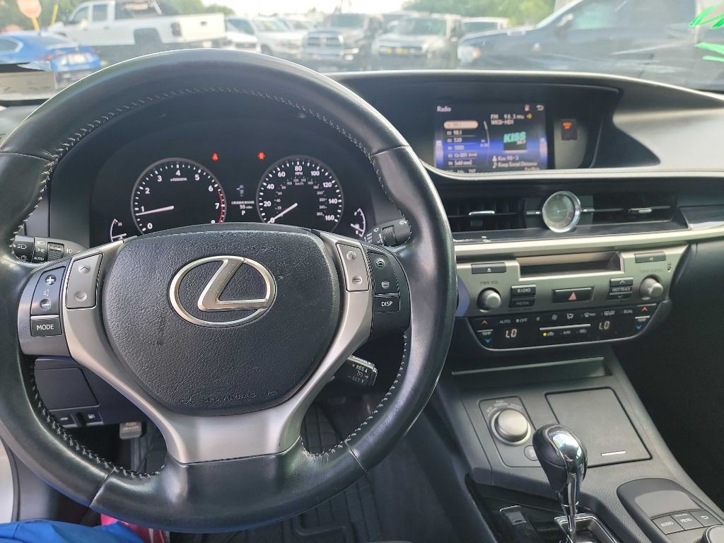 2015 Lexus ES Image 10