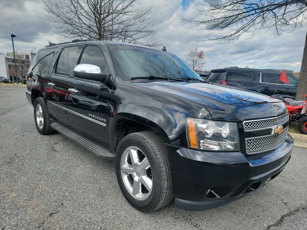 2013 Chevrolet Suburban Image 1