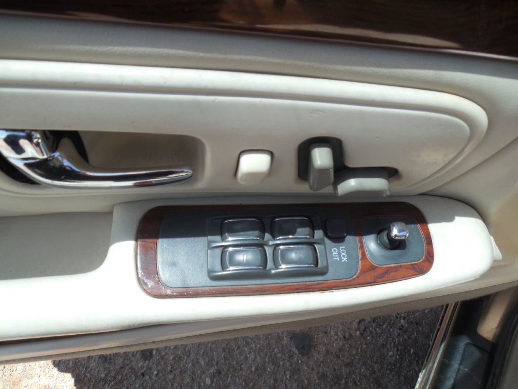 1999 Cadillac DeVille Image 10