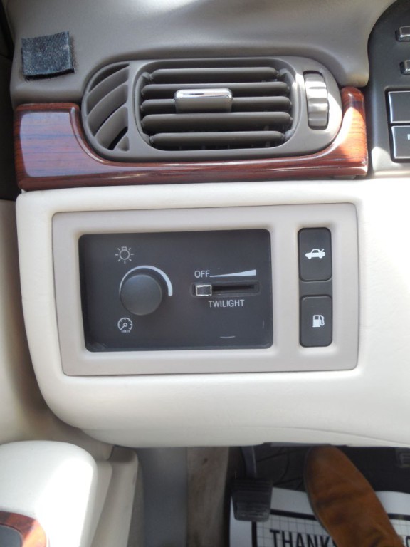 1999 Cadillac DeVille Image 11