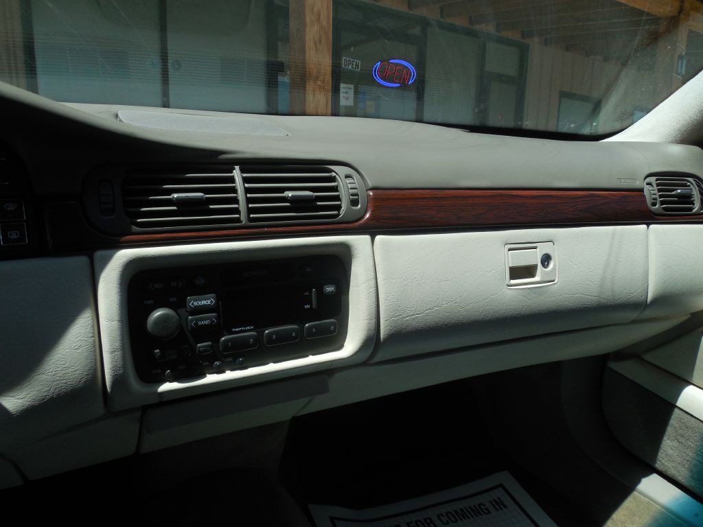 1999 Cadillac DeVille Image 14