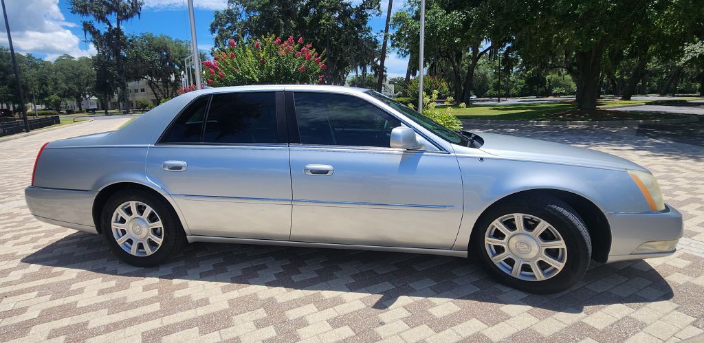 2010 Cadillac DTS Image 2