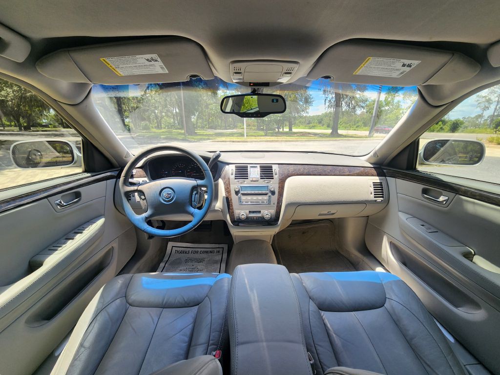 2010 Cadillac DTS Image 4