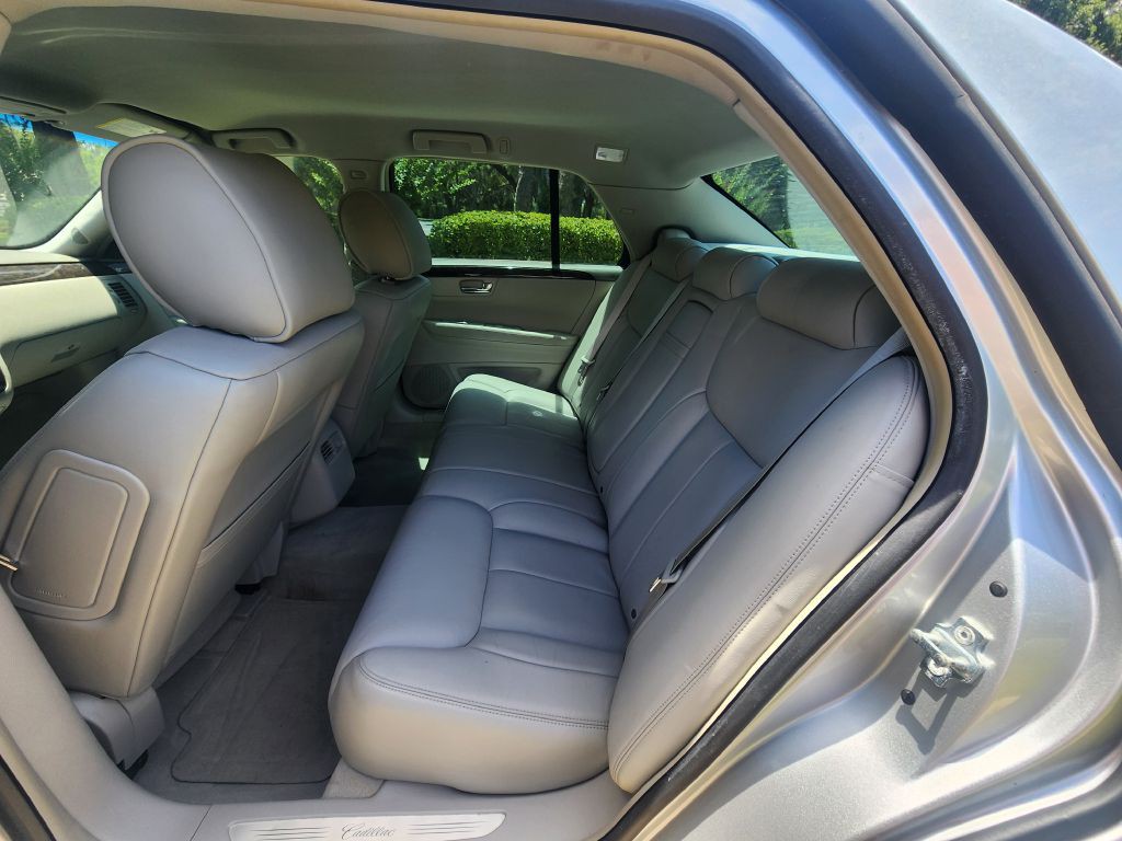 2010 Cadillac DTS Image 6