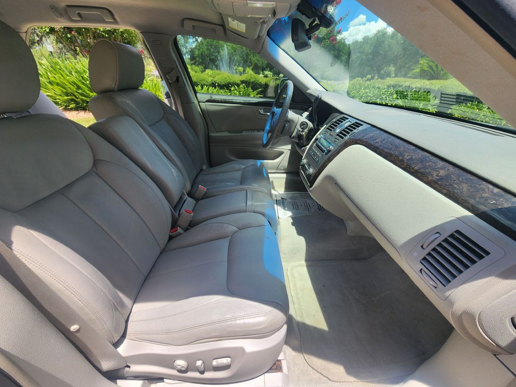 2010 Cadillac DTS Image 7